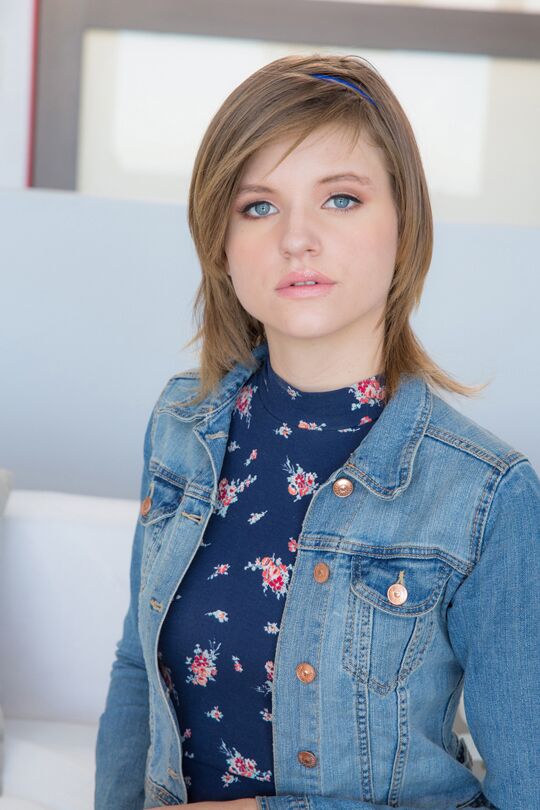 16P La linda e inocente jovencita Scarlett Fever desnudando su pequeño cuerpo