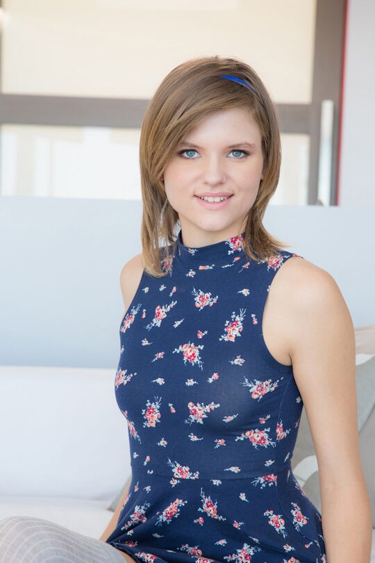 16P La linda e inocente jovencita Scarlett Fever desnudando su pequeño cuerpo