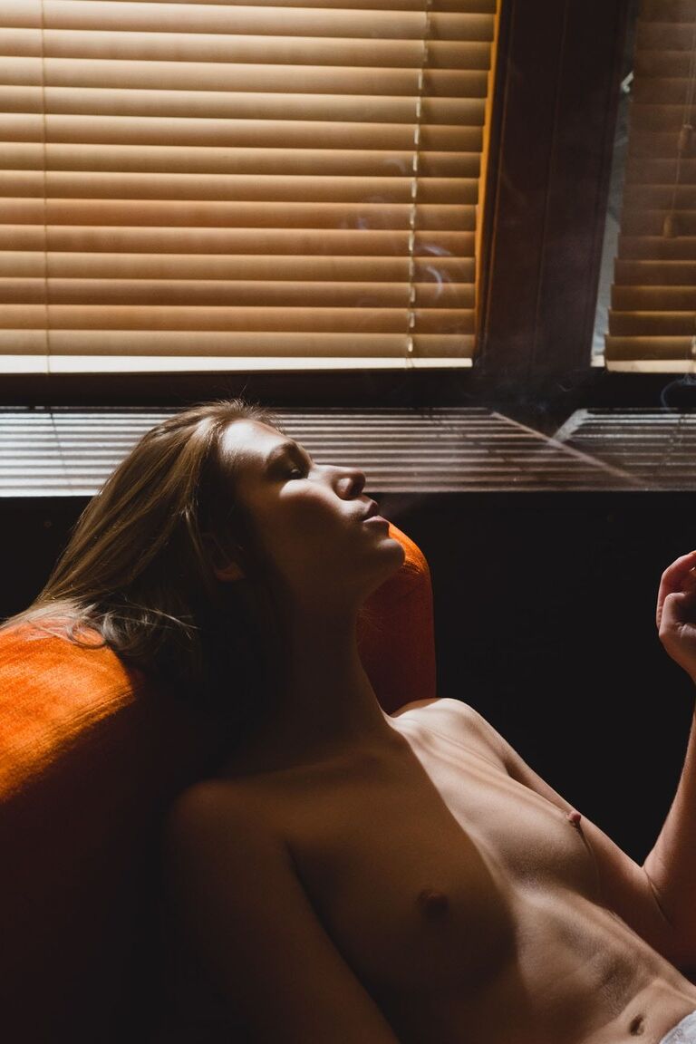 20P Gata europeia em meias Alexis Crystal enche sua vulva com um brinquedo sexual preto