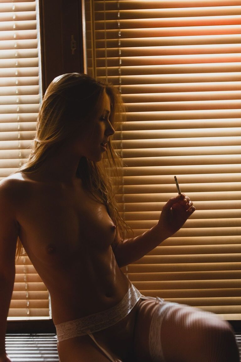 20P Gata europeia em meias Alexis Crystal enche sua vulva com um brinquedo sexual preto