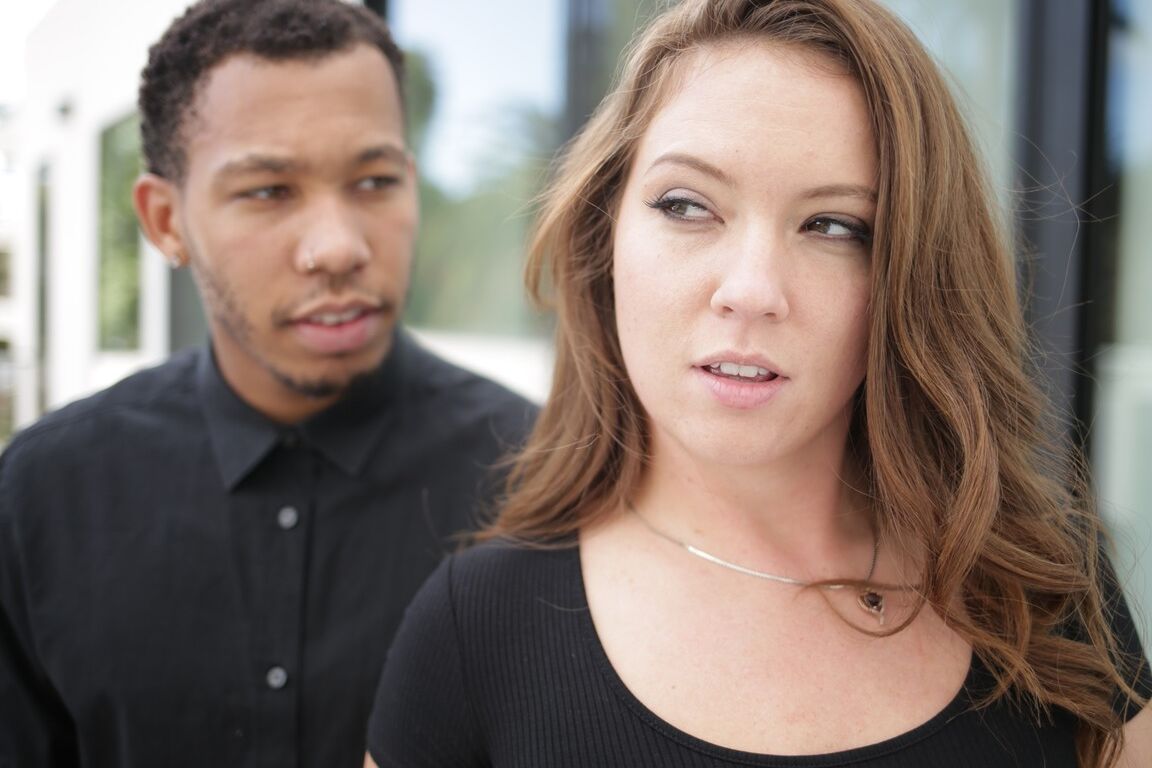 21P La sexy estrella porno Maddy O'Reilly se desnuda para montar la gran polla negra de Ricky Johnson