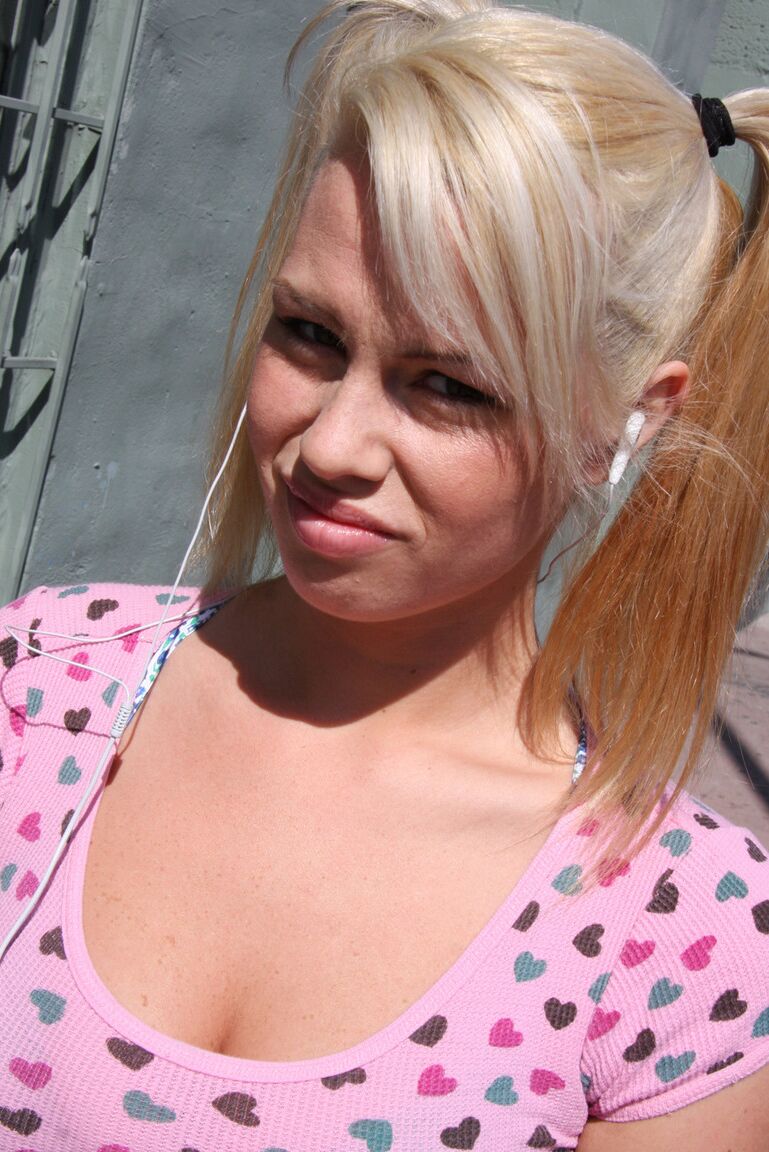 21P Rubia con coletas Tara Lynn Foxx follada por una gran polla negra