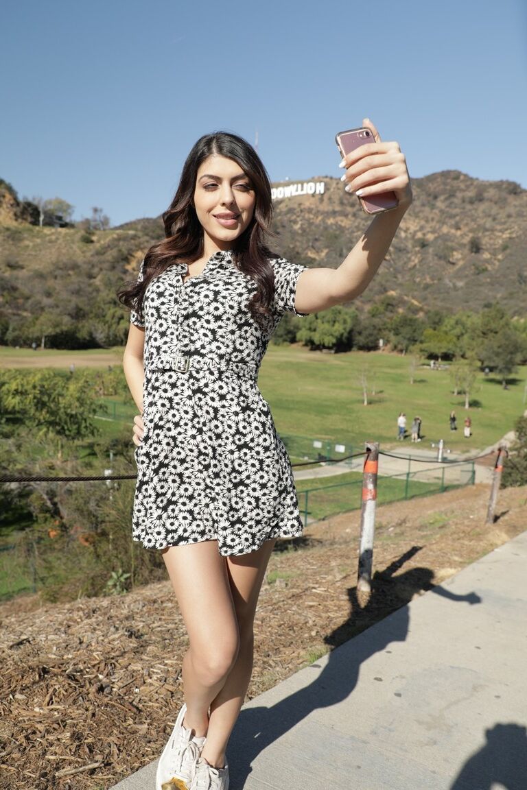 21P Linda adolescente morena com peitos pequenos Audrey Royal tira a roupa e brinca