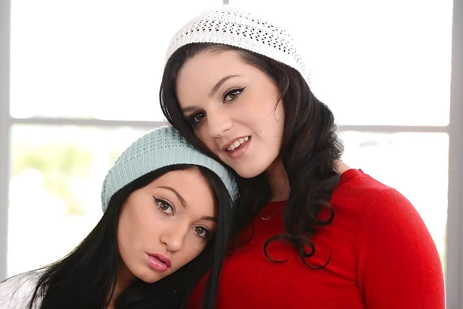 12P Jóvenes lesbianas morenas Cyrstal Rae y Kacey Quinn dejando al descubierto sus culos gordos