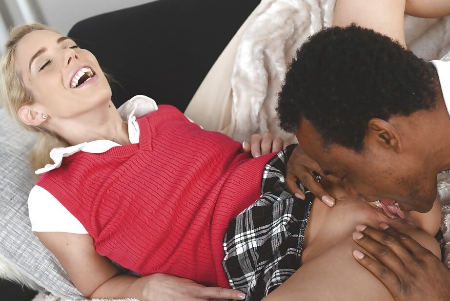 16P Loira mal legal Nesty fodendo vovô negro e provando seu esperma