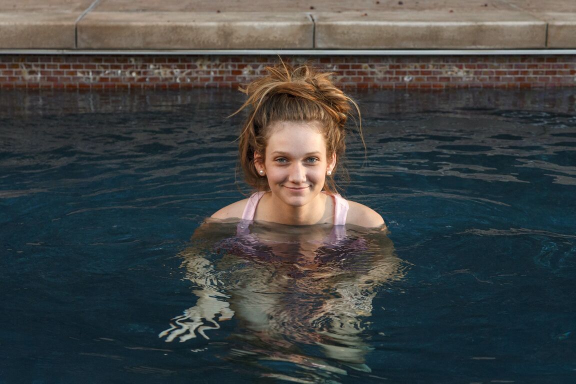 12P Sexy blonde Teenagerin Reese Berkman geht in die Sauna, nachdem sie sich am Pool nackt ausgezogen hat