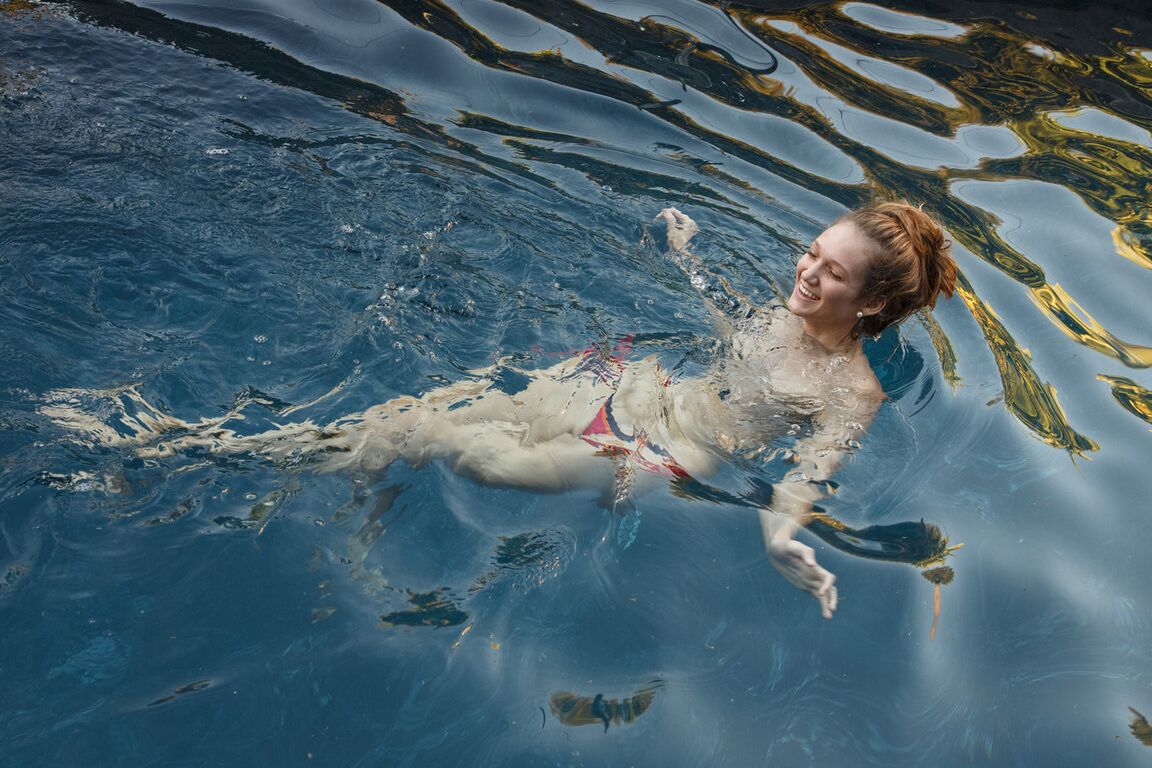 12P Sexy blonde Teenagerin Reese Berkman geht in die Sauna, nachdem sie sich am Pool nackt ausgezogen hat