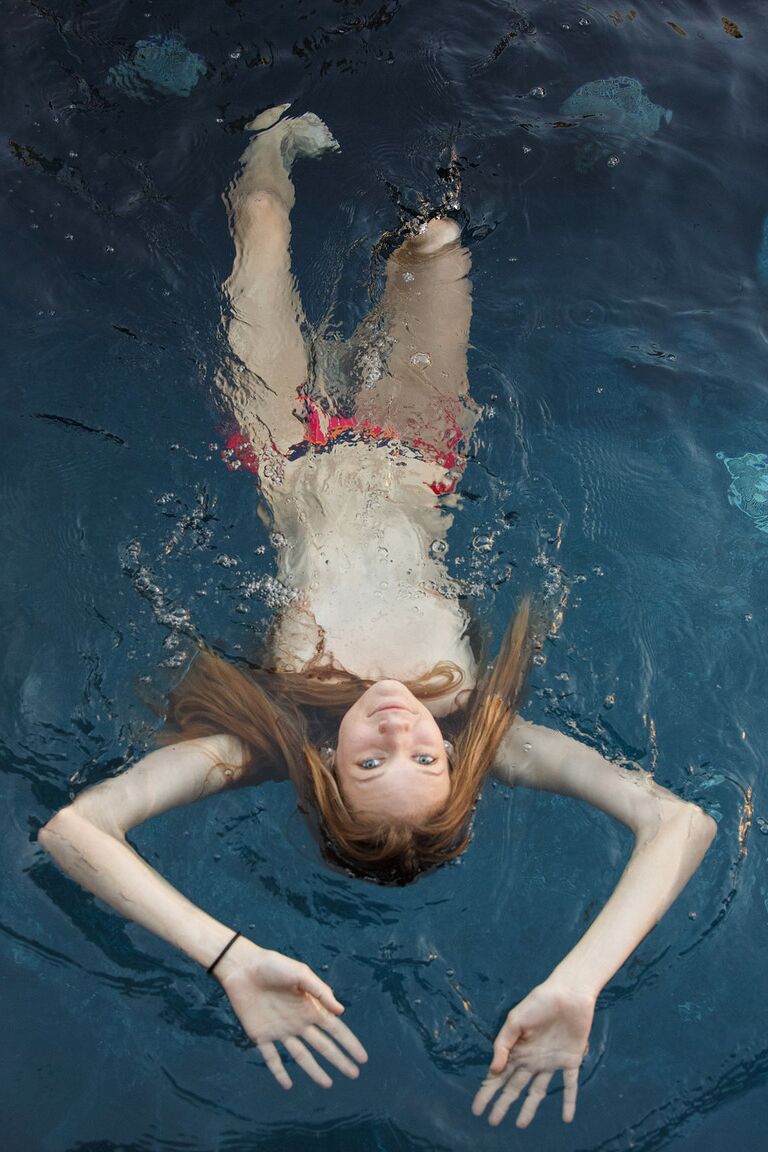 12P Sexy blonde Teenagerin Reese Berkman geht in die Sauna, nachdem sie sich am Pool nackt ausgezogen hat