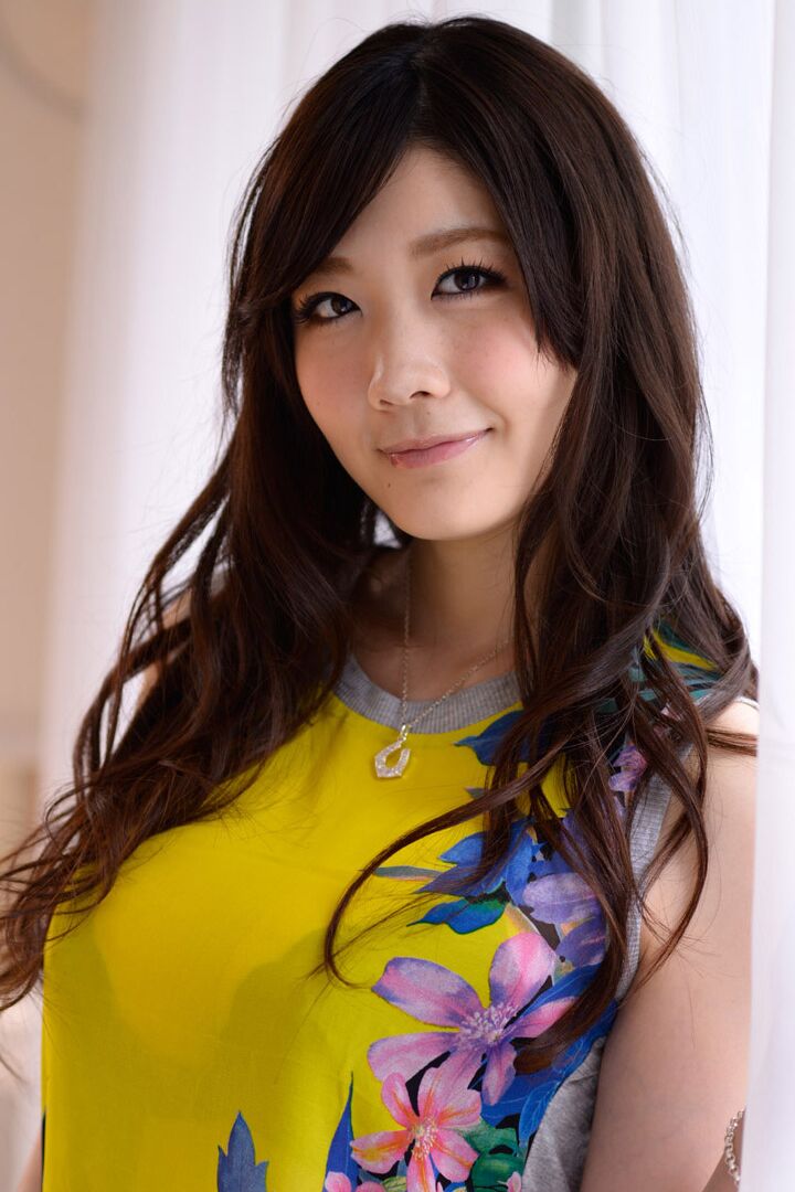 20P La dulzura asiática Rie Tachikawa se deja acariciar las grandes tetas