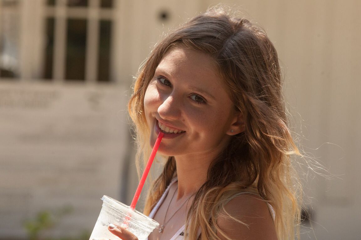 12P Charli Romano, petite amie adolescente innocente, montre ses fesses et sa chatte en public