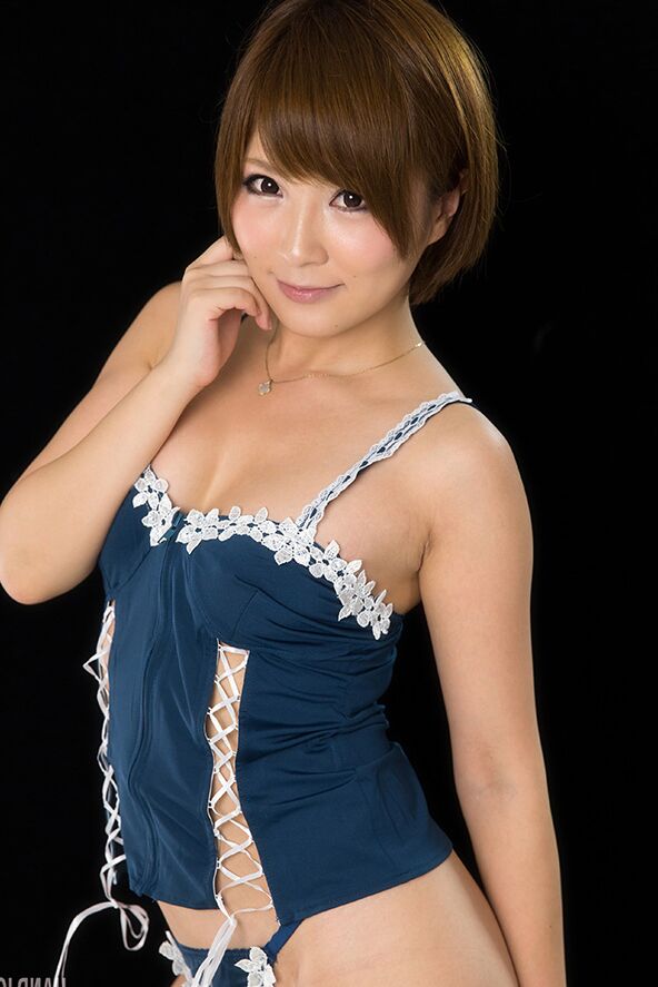 16P Adorável garota japonesa mostra seus belos seios e lambe ansiosamente a cabeça do pau duro