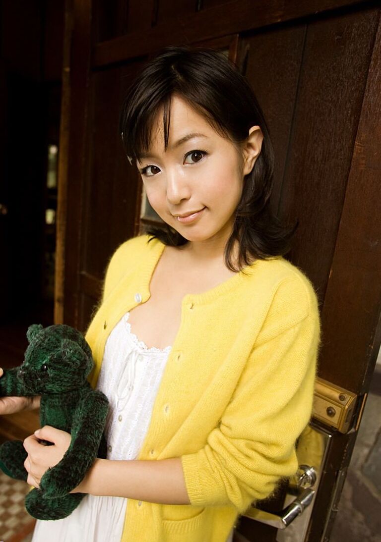 16P La japonesa Nana Nanami se baja las bragas de algodón para mostrar su arbusto