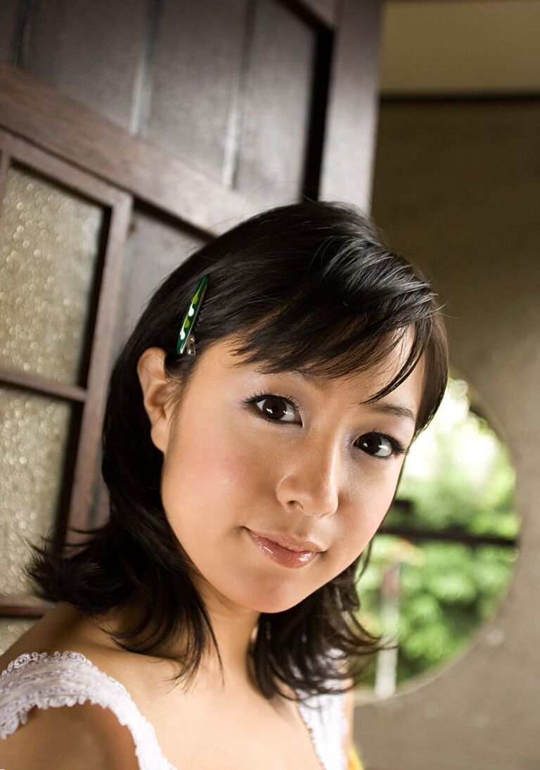 16P La japonesa Nana Nanami se baja las bragas de algodón para mostrar su arbusto