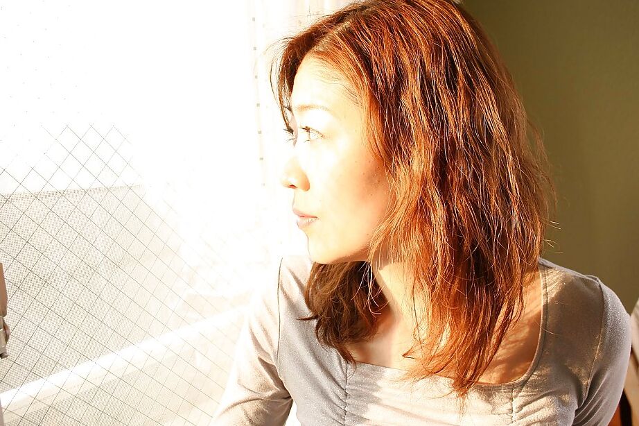La MILF asiatique 16P Miwa Nakazaki devient sans fond et s'amuse avec sa chatte