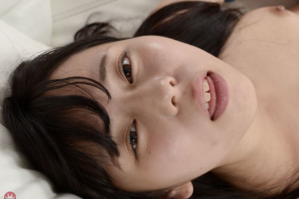 21P La miel asiática Yukina Kaname revela su coño peludo y lo abre de par en par
