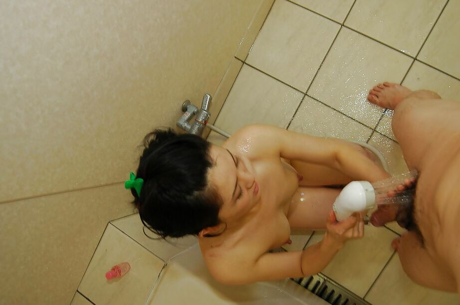 16P Asian MILF dá uma mão sensual e um boquete e é fodida estilo cachorrinho