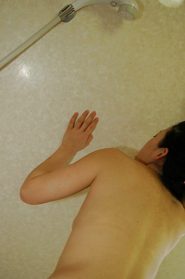 16P Asian MILF dá uma mão sensual e um boquete e é fodida estilo cachorrinho