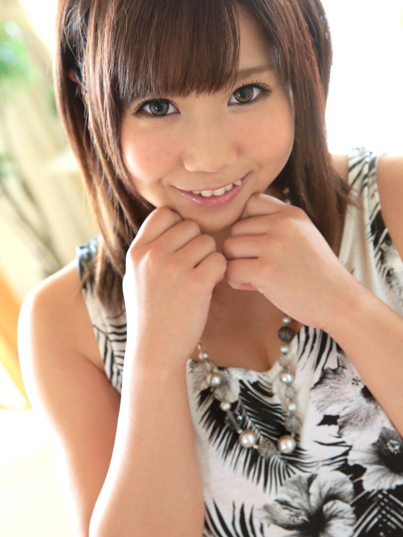21P Japonesa con tetas naturales Yui Sakura jugueteada con su manguito peludo