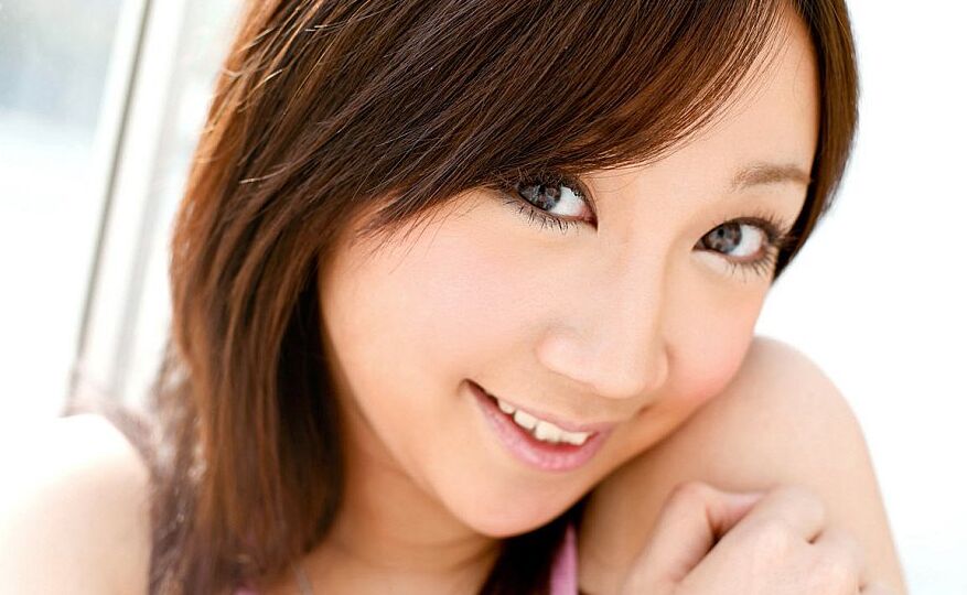 16P La adolescente japonesa con una cara bonita, Ryo Akanishi, se desnuda durante una acción en solitario