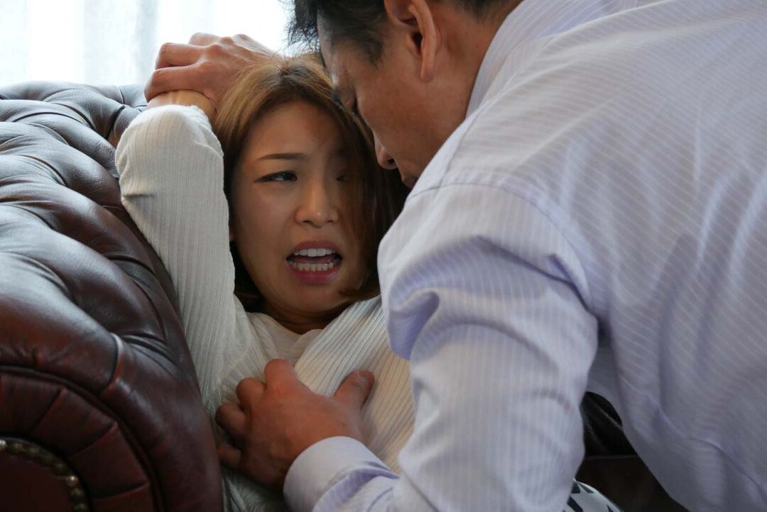 20P La asiática Hitomi recibe una dura polla en un sofá
