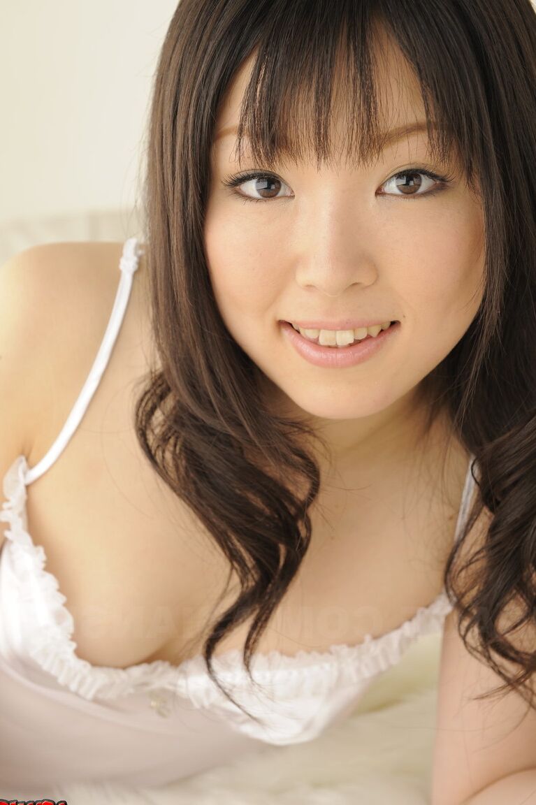 15P La encantadora japonesa Aoi Minami revela sus lindas tetas diminutas y su chocho peludo
