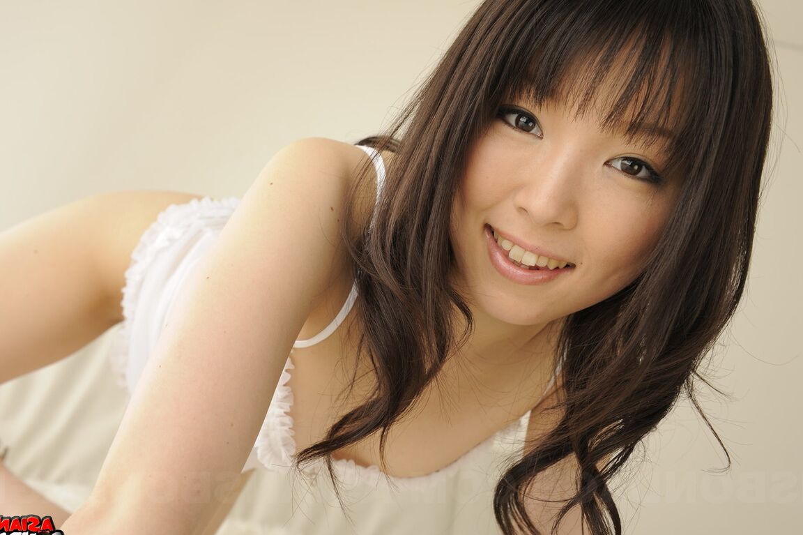 15P La encantadora japonesa Aoi Minami revela sus lindas tetas diminutas y su chocho peludo