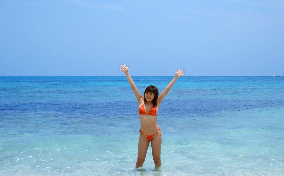 16P La pelirroja japonesa Aya suelta sus tetas naturales del bikini antes del sexo