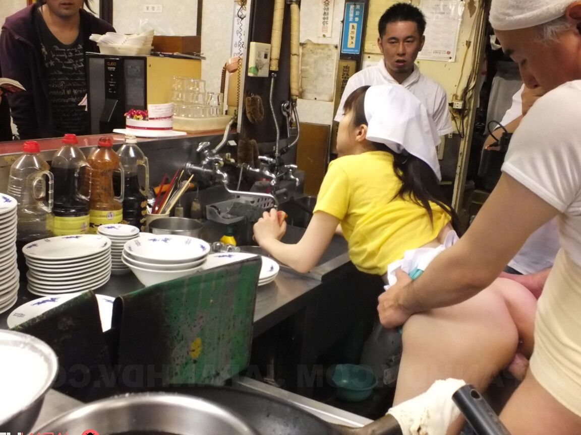 21P 日本人ウェイトレス ミミ アスカがレストランでシェフに犯される