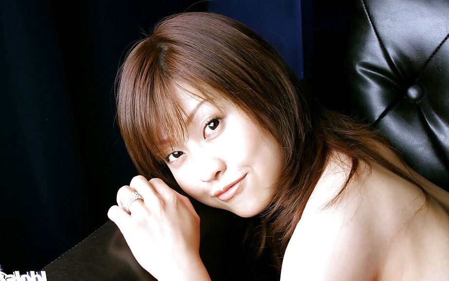 15P Doce gata asiática Ayumi Motomura posando em lingerie rendada transparente