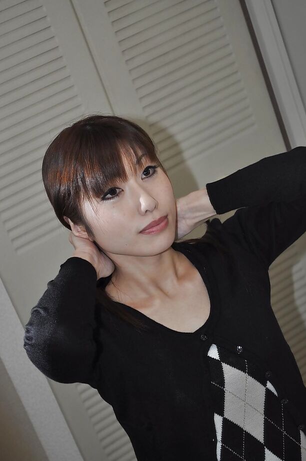 Die 16-jährige asiatische Süße Kaoru Fujitani enthüllt ihre frechen Titten und ihren beschnittenen Penis