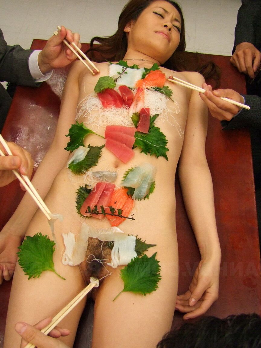 21P A la sirvienta caliente Tachiki Yui le sirven comida sobre su cuerpo sexy
