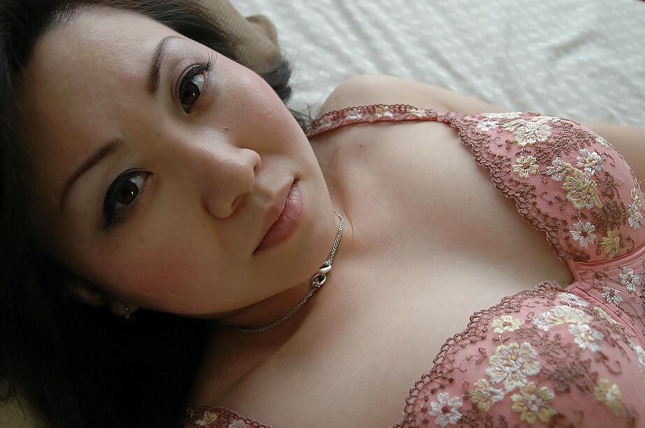16P Asian MILF se livra de sua lingerie e expõe sua boceta peluda