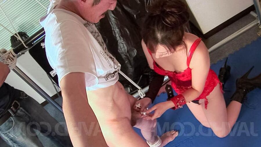 15P Miki Asian tem buceta peluda com os dedos, lambida e bem ferrada