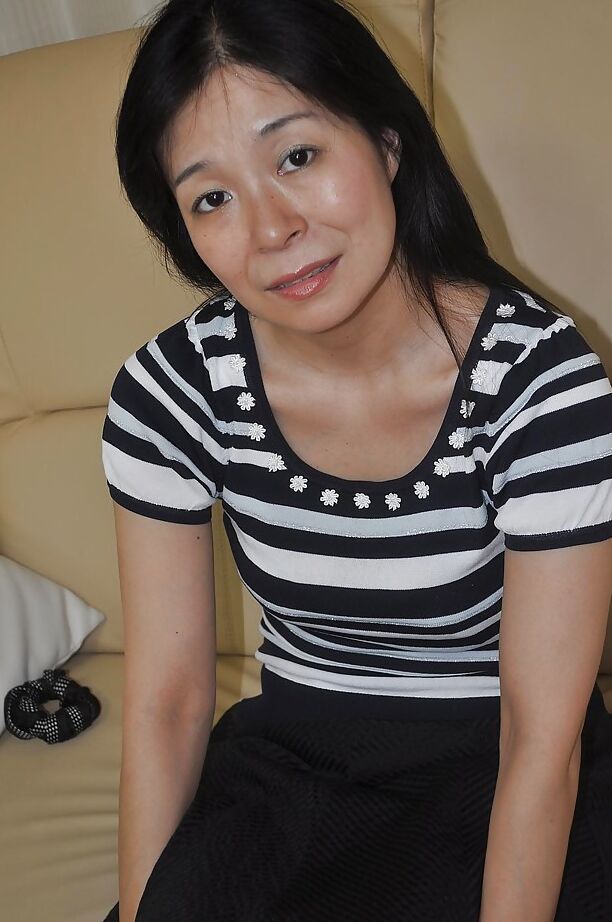 16P Akiko Oda, une MILF asiatique obscène, se déshabille et écarte les lèvres de sa chatte.