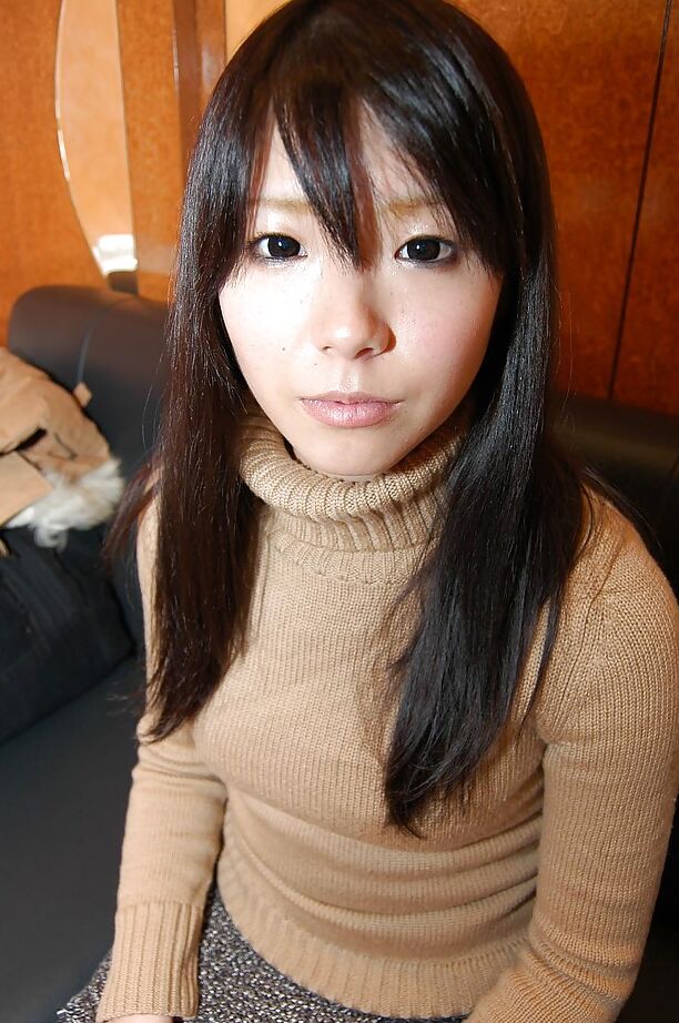 16P La encantadora adolescente asiática en pantimedias Ami Nagashima se desnuda y hace vibrar su coño