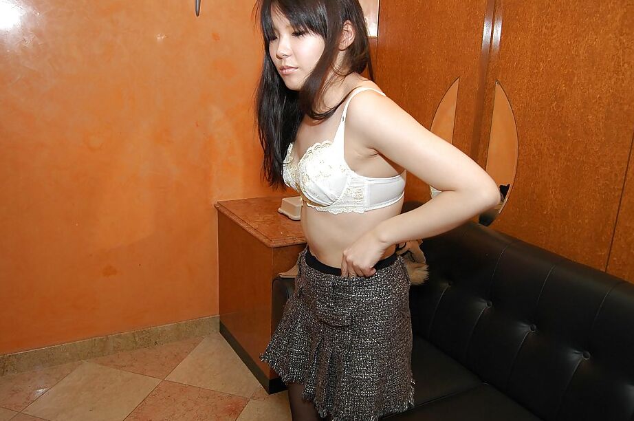 16P La encantadora adolescente asiática en pantimedias Ami Nagashima se desnuda y hace vibrar su coño
