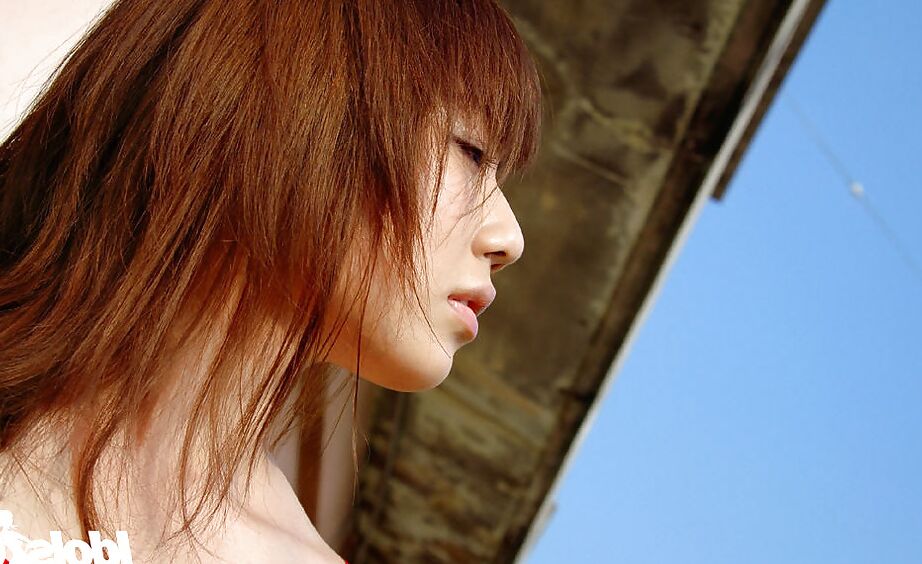 16P Hot Asian Babe Chikaho Ito tirando o biquíni ao ar livre
