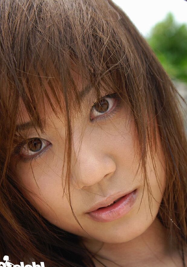 16P Hot Asian Babe Chikaho Ito tirando o biquíni ao ar livre