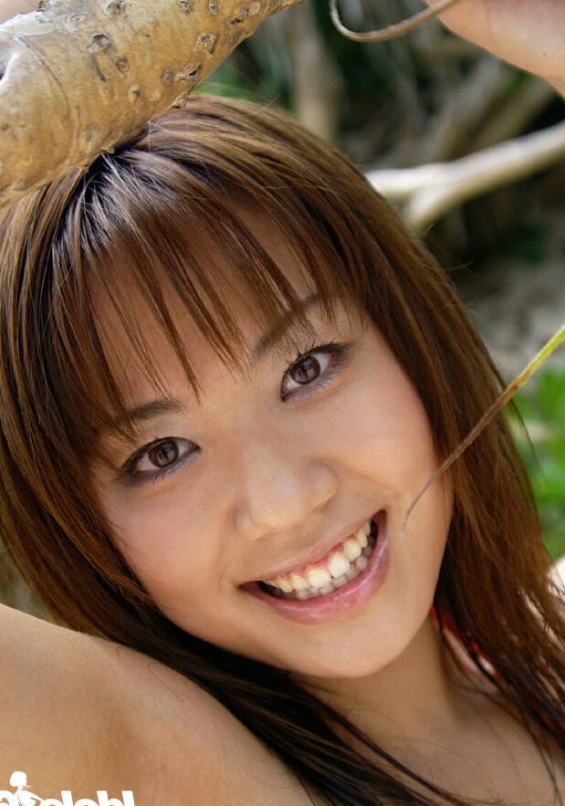 16P Hot Asian Babe Chikaho Ito tirando o biquíni ao ar livre