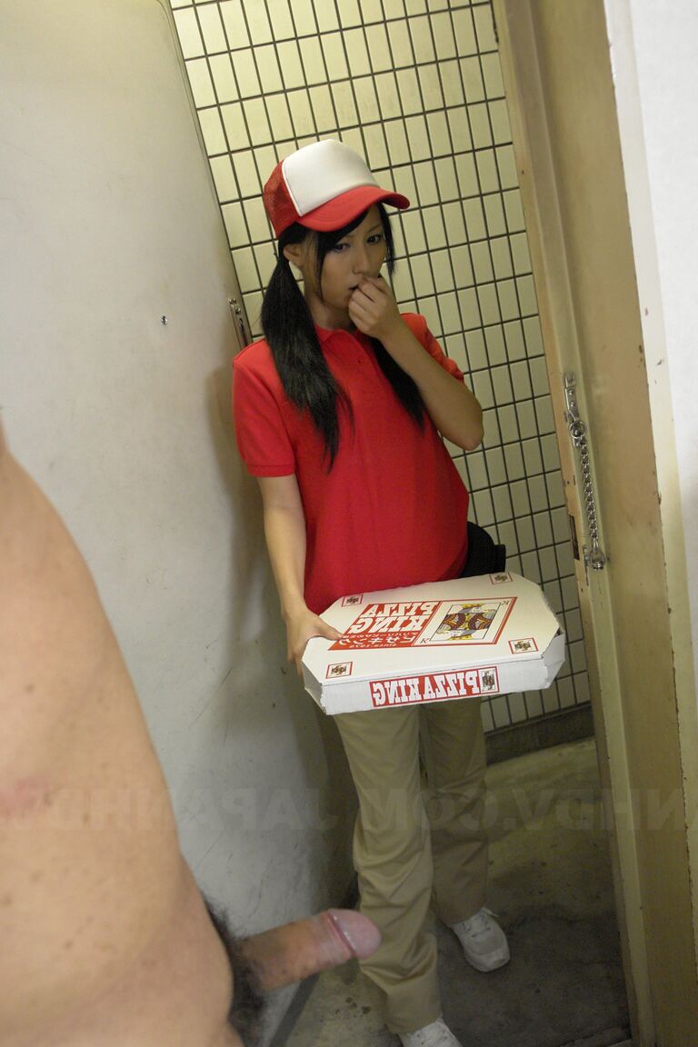 Das 15P japanische Pizzabotenmädchen Miku Oguri wird an der Tür von einem harten Schwanz begrüßt