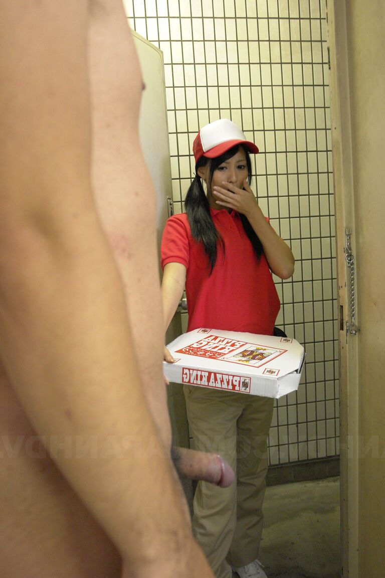 Das 15P japanische Pizzabotenmädchen Miku Oguri wird an der Tür von einem harten Schwanz begrüßt