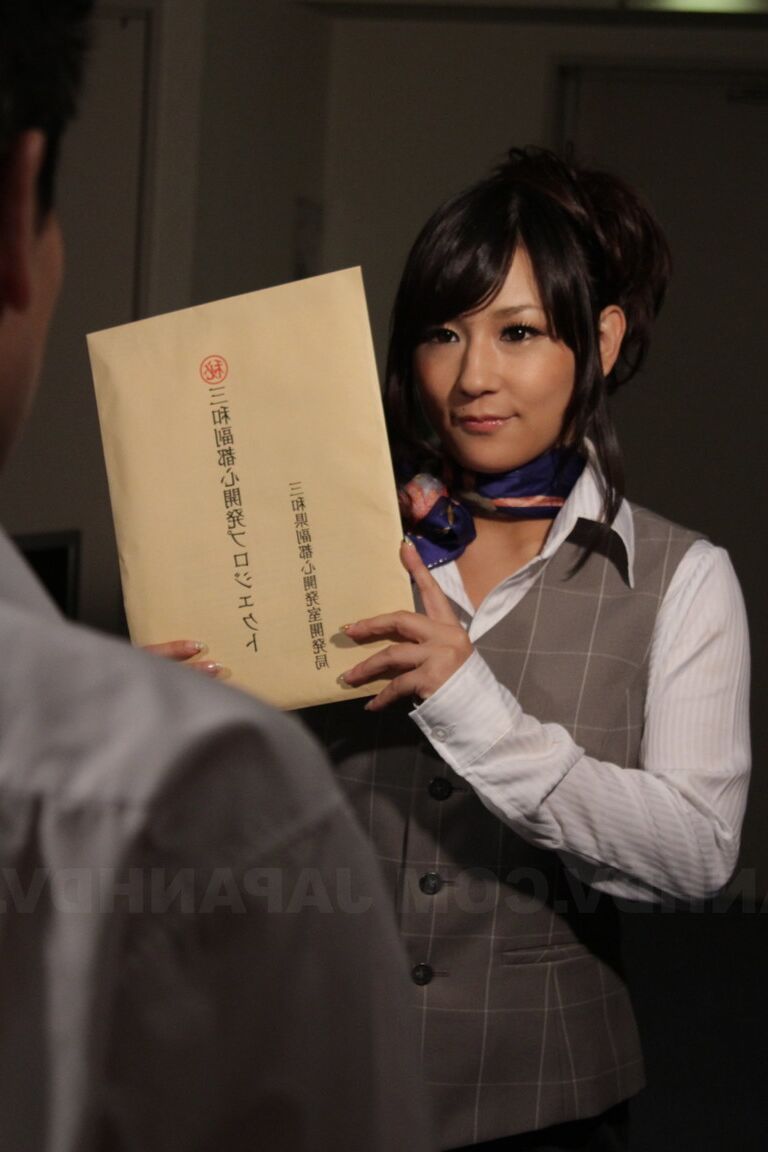 21P Office lady em meias Chiharu Nakai enfrenta seu chefe e depois monta seu pau