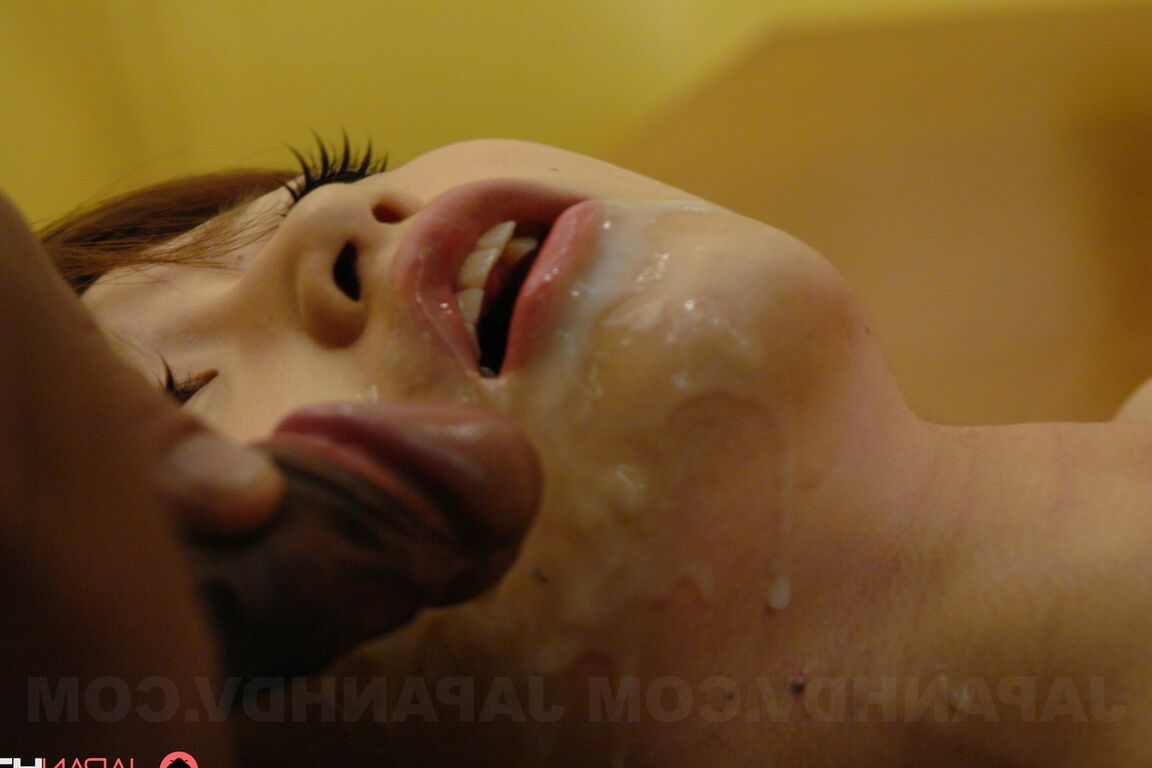 21P La brune asiatique Shino Tanaka se fait recouvrir les seins, le visage et la chatte de sperme