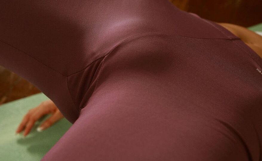 16P La joven japonesa flexible Sugayama Karen se desnuda mientras hace yoga