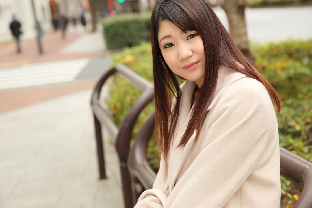 Die 20P-Teenie-Japanerin Chihiro gibt ihre buschige Muschi, nachdem sie sich vor einem Mann ausgezogen hat