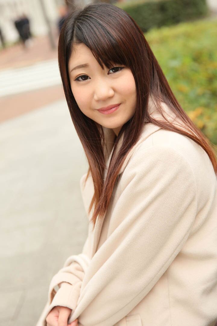 Die 20P-Teenie-Japanerin Chihiro gibt ihre buschige Muschi, nachdem sie sich vor einem Mann ausgezogen hat