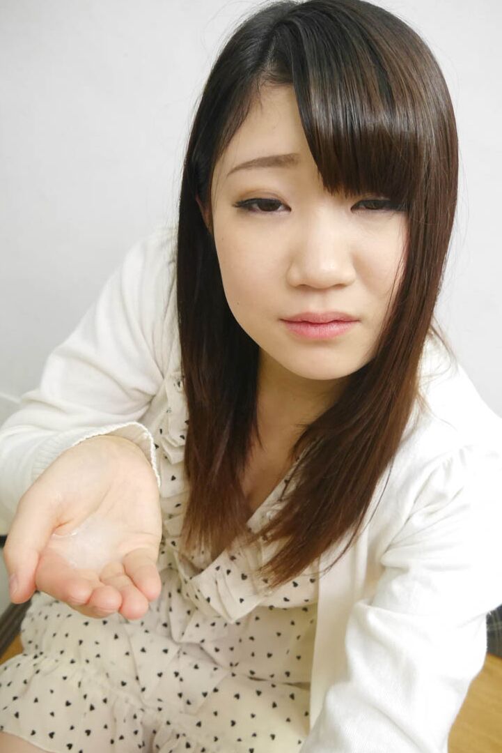 Die 20P-Teenie-Japanerin Chihiro gibt ihre buschige Muschi, nachdem sie sich vor einem Mann ausgezogen hat