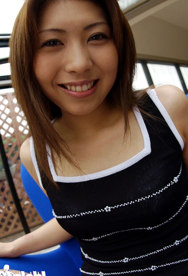 16P アジア人美女ジュンがパンティを脱いで毛むくじゃらの陰部を覗く