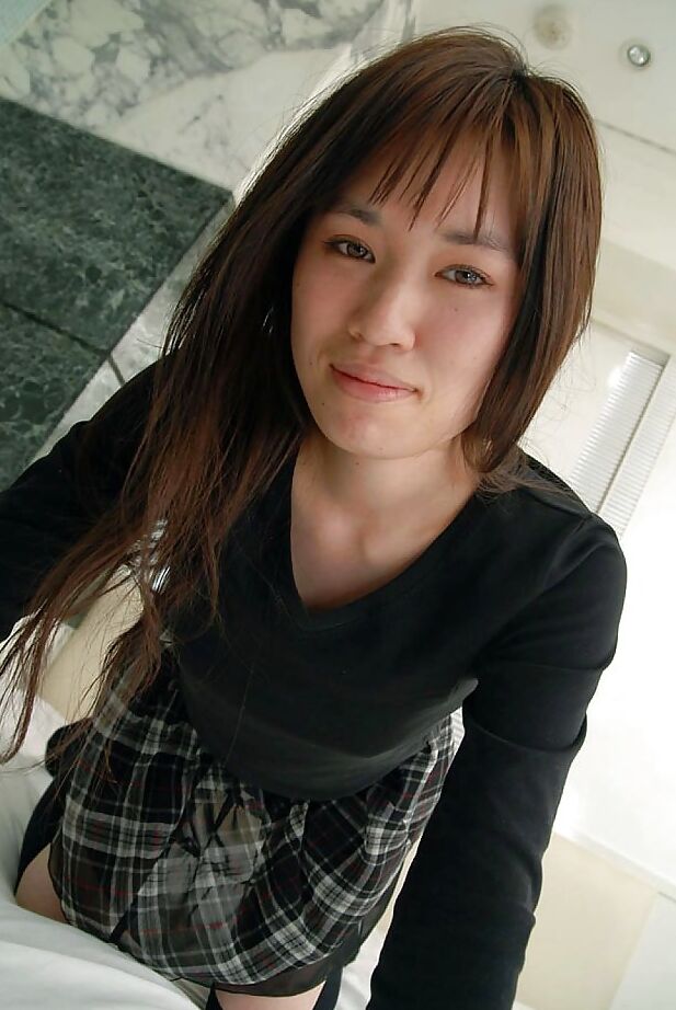 16P adolescente asiática Kasumi Minasawa desnudándose y abriendo sus labios inferiores en primer plano