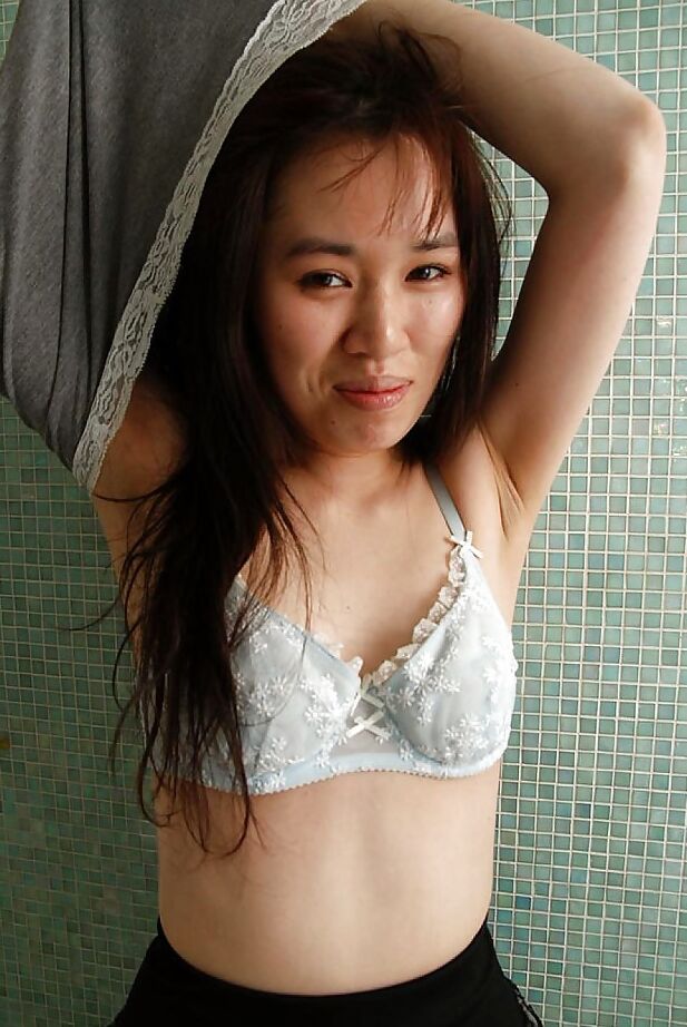 16P adolescente asiática Kasumi Minasawa desnudándose y abriendo sus labios inferiores en primer plano